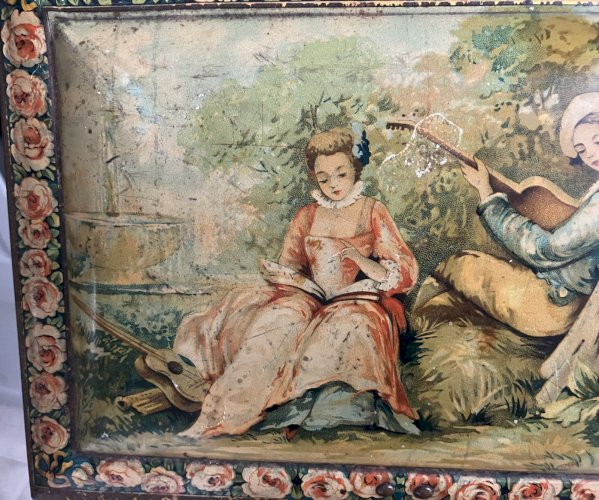ancienne boite a biscuits en tole lithographiee decor scene galante romantique