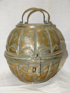 -ANCIENNE BOITE A CHAPATIS ORIENTALE BOITE  A REPAS EN CUIVRE ETAME    D