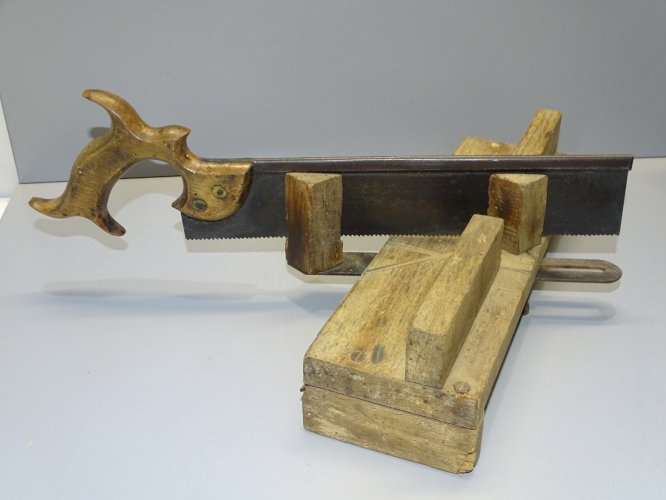 -ANCIENNE BOITE A DECOUPER en BOIS ET SA REGLETTE LAITON AVEC SA SCIE OUTIL  D