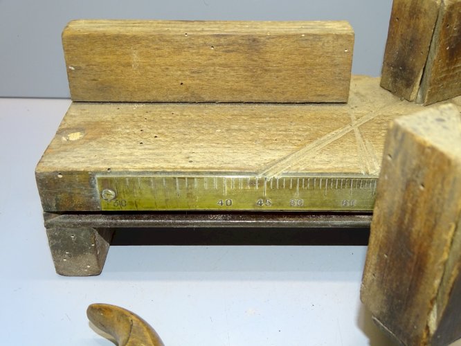 -ANCIENNE BOITE A DECOUPER en BOIS ET SA REGLETTE LAITON AVEC SA SCIE OUTIL  D