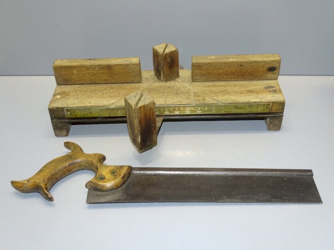 -ANCIENNE BOITE A DECOUPER en BOIS ET SA REGLETTE LAITON AVEC SA SCIE OUTIL  D