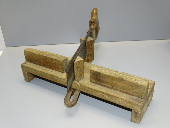 -ANCIENNE BOITE A DECOUPER en BOIS ET SA REGLETTE LAITON AVEC SA SCIE OUTIL  D