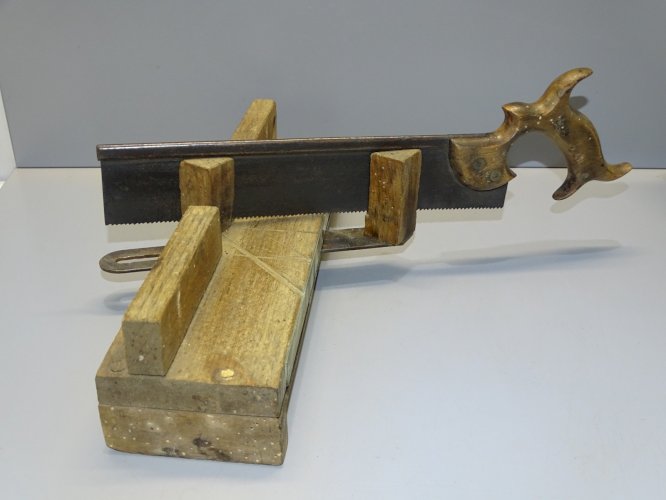 -ANCIENNE BOITE A DECOUPER en BOIS ET SA REGLETTE LAITON AVEC SA SCIE OUTIL  D