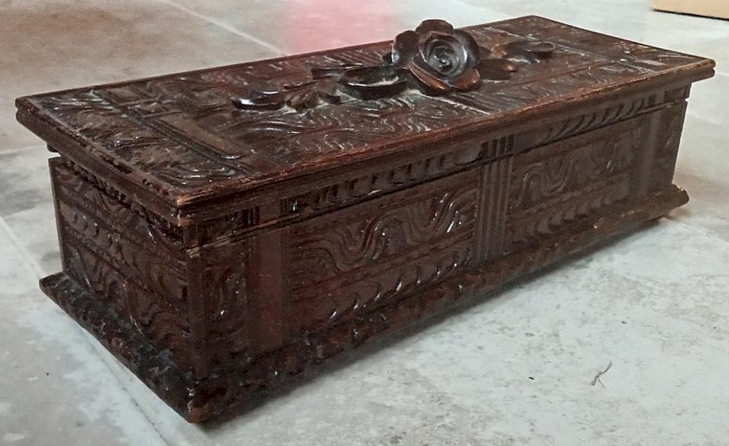 Ancienne boite à gant bijoux Coffret  bois Sculpté forêt noire Tramp Art