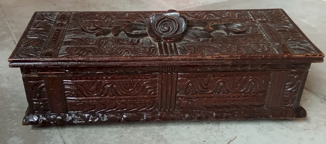 Ancienne boite à gant bijoux Coffret  bois Sculpté forêt noire Tramp Art