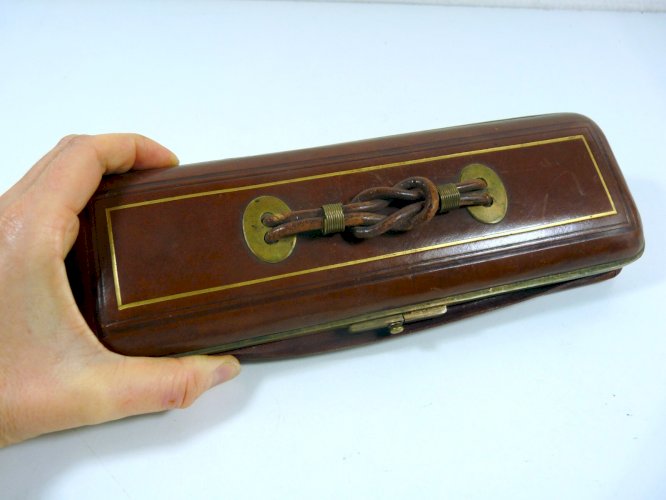 Ancienne boîte à gants en cuir marron et sa pince