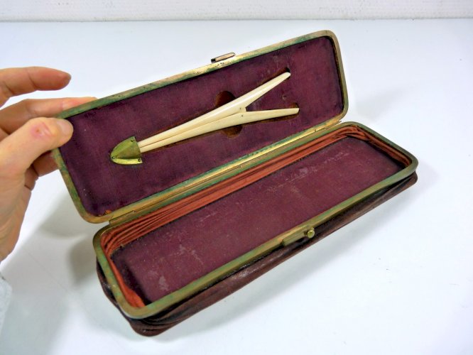 Ancienne boîte à gants en cuir marron et sa pince