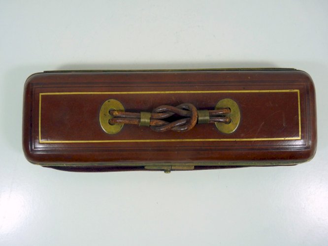 Ancienne boîte à gants en cuir marron et sa pince