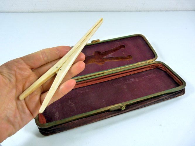 Ancienne boîte à gants en cuir marron et sa pince