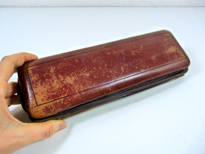 Ancienne boîte à gants en cuir marron et sa pince