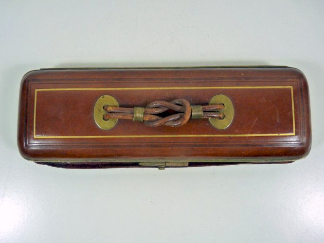 Ancienne boîte à gants en cuir marron et sa pince
