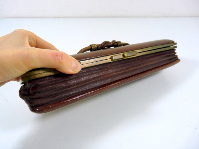 Ancienne boîte à gants en cuir marron et sa pince