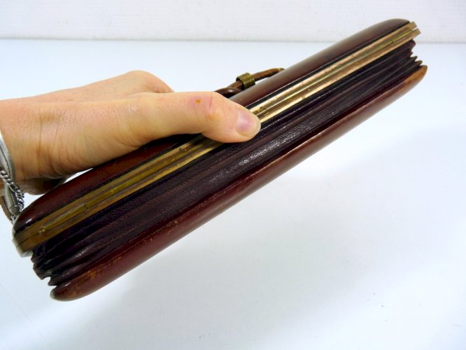 Ancienne boîte à gants en cuir marron et sa pince