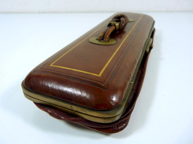 Ancienne boîte à gants en cuir marron et sa pince