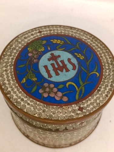 ancienne boîte à hosties chrétienne en émaux cloisonnés décor IHS en etat correct