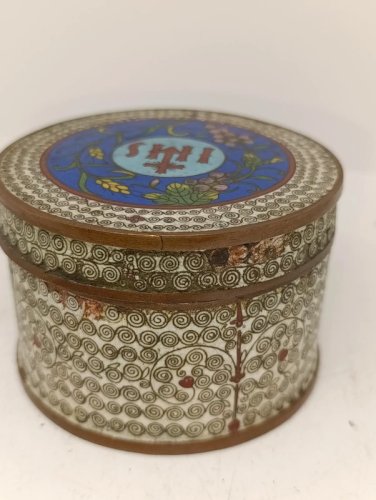 ancienne boîte à hosties chrétienne en émaux cloisonnés décor IHS en etat correct