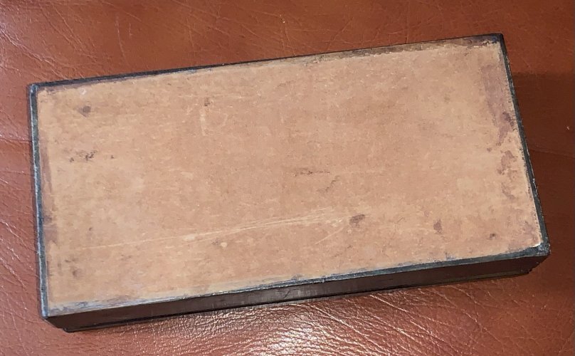 Ancienne boite à jeu de cartes en bois gainé cuir gaufré trois compartiments