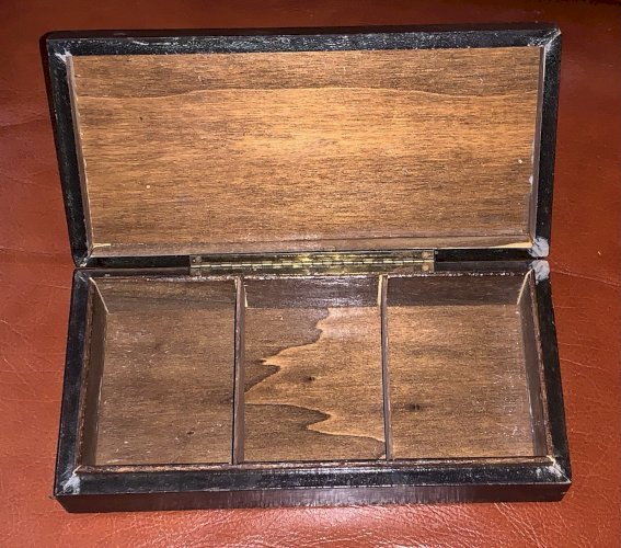 Ancienne boite à jeu de cartes en bois gainé cuir gaufré trois compartiments