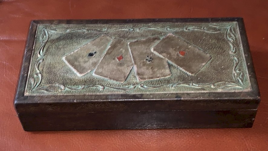 Ancienne boite à jeu de cartes en bois gainé cuir gaufré trois compartiments