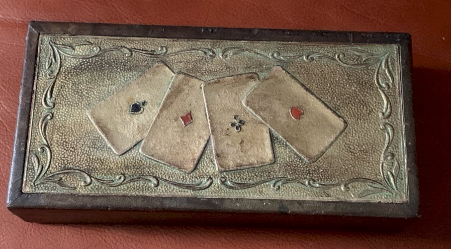 Ancienne boite à jeu de cartes en bois gainé cuir gaufré trois compartiments