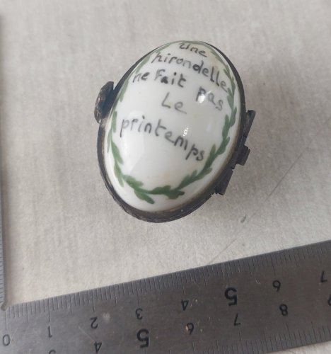 Ancienne boîte à pilule, en porcelaine une hirondelle ne fait pas le printemps ^