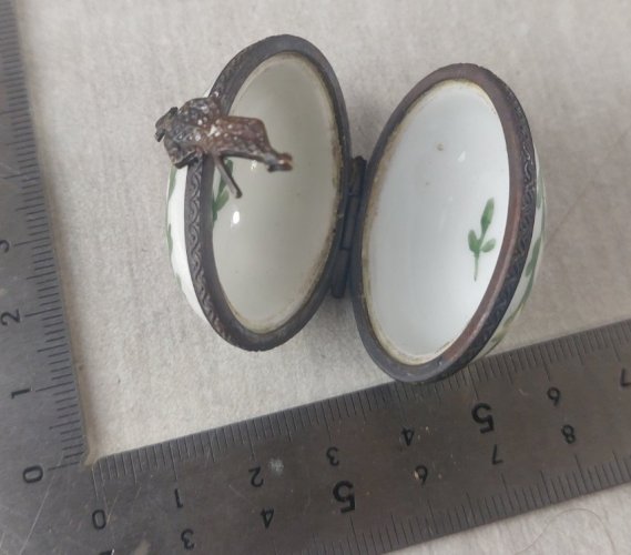 Ancienne boîte à pilule, en porcelaine une hirondelle ne fait pas le printemps ^
