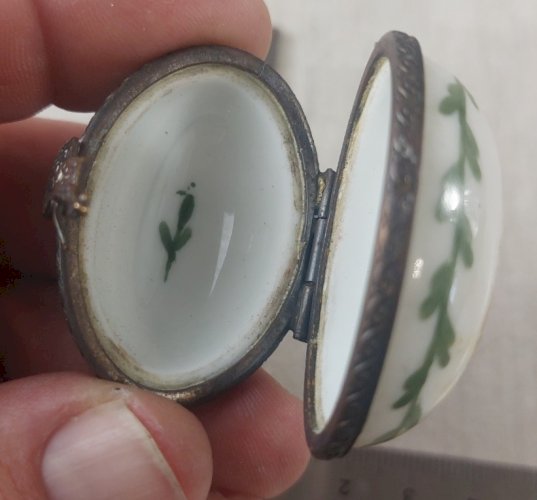 Ancienne boîte à pilule, en porcelaine une hirondelle ne fait pas le printemps ^