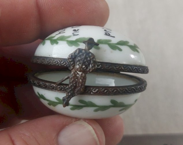 Ancienne boîte à pilule, en porcelaine une hirondelle ne fait pas le printemps ^