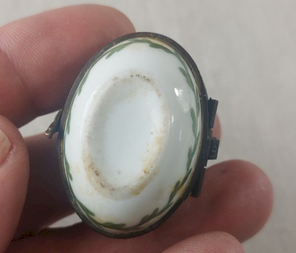 Ancienne boîte à pilule, en porcelaine une hirondelle ne fait pas le printemps ^