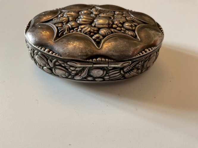 Ancienne boîte à pilules ou à tabac à priser en métal argenté art nouveau