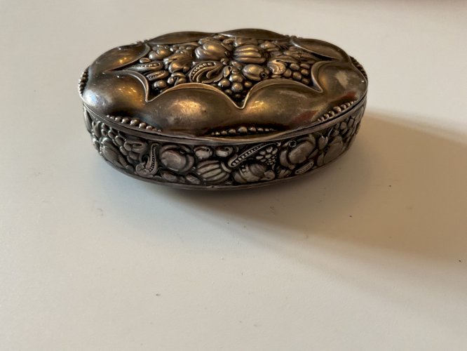 Ancienne boîte à pilules ou à tabac à priser en métal argenté art nouveau