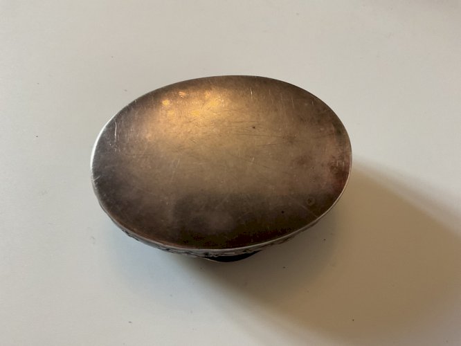 Ancienne boîte à pilules ou à tabac à priser en métal argenté art nouveau