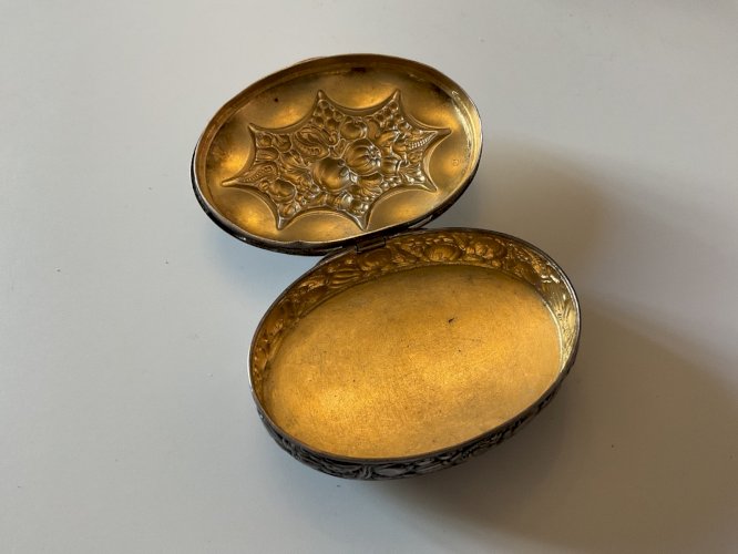 Ancienne boîte à pilules ou à tabac à priser en métal argenté art nouveau