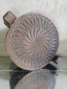 ancienne boite à sel en bois sculptee en bon etat