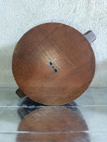 ancienne boite à sel en bois sculptee en bon etat