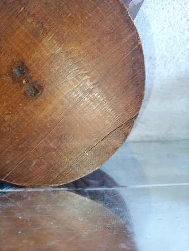 ancienne boite à sel en bois sculptee en bon etat