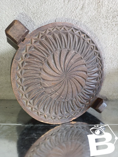 ancienne boite à sel en bois sculptee en bon etat