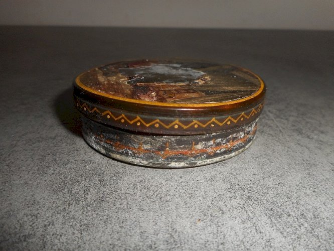 ANCIENNE BOITE AVEC LE COUVERCLE PEINT