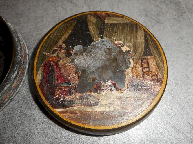 ANCIENNE BOITE AVEC LE COUVERCLE PEINT