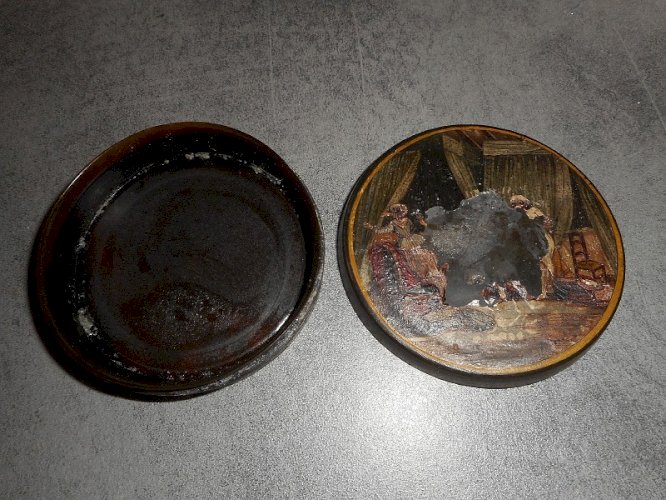 ANCIENNE BOITE AVEC LE COUVERCLE PEINT