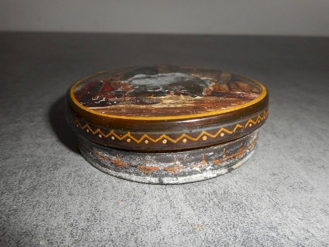 ANCIENNE BOITE AVEC LE COUVERCLE PEINT