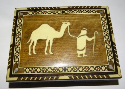 -ANCIENNE BOITE BOIS AFRIQUE DU NORD AVEC INCRUSTATIONS SCENE CHAMEAU & BERGER D