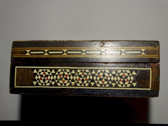 -ANCIENNE BOITE BOIS AFRIQUE DU NORD AVEC INCRUSTATIONS SCENE CHAMEAU & BERGER D