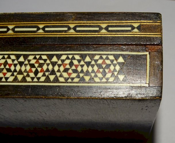 -ANCIENNE BOITE BOIS AFRIQUE DU NORD AVEC INCRUSTATIONS SCENE CHAMEAU & BERGER D