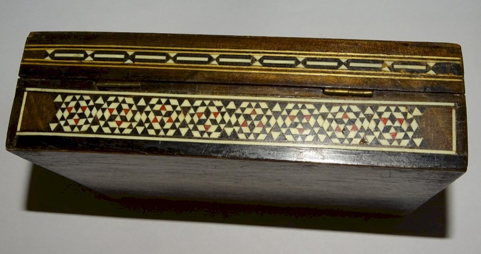 -ANCIENNE BOITE BOIS AFRIQUE DU NORD AVEC INCRUSTATIONS SCENE CHAMEAU & BERGER D