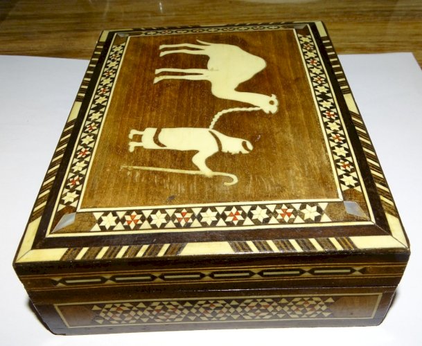 -ANCIENNE BOITE BOIS AFRIQUE DU NORD AVEC INCRUSTATIONS SCENE CHAMEAU & BERGER D