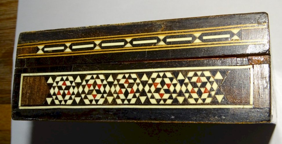-ANCIENNE BOITE BOIS AFRIQUE DU NORD AVEC INCRUSTATIONS SCENE CHAMEAU & BERGER D