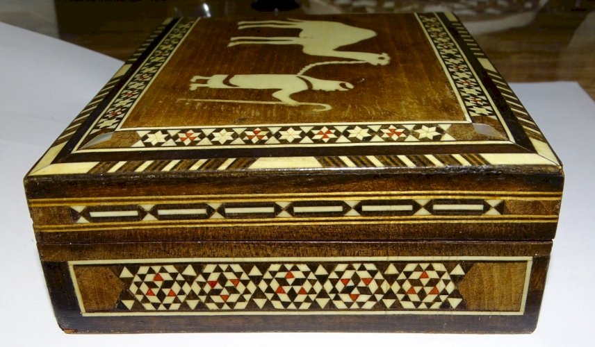 -ANCIENNE BOITE BOIS AFRIQUE DU NORD AVEC INCRUSTATIONS SCENE CHAMEAU & BERGER D