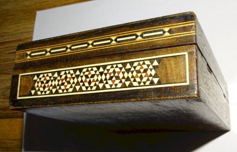 -ANCIENNE BOITE BOIS AFRIQUE DU NORD AVEC INCRUSTATIONS SCENE CHAMEAU & BERGER D