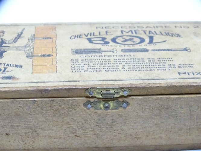 - ANCIENNE BOITE  BOIS  CHEVILLES METALLIQUES BOL VIDE  DECO GARAGE VITRINE   D